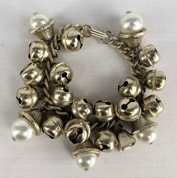 VTG JINGLE BELL COW BELL & FAUX PEARLS CHA CHA BRACELET - Picture 1 of 7